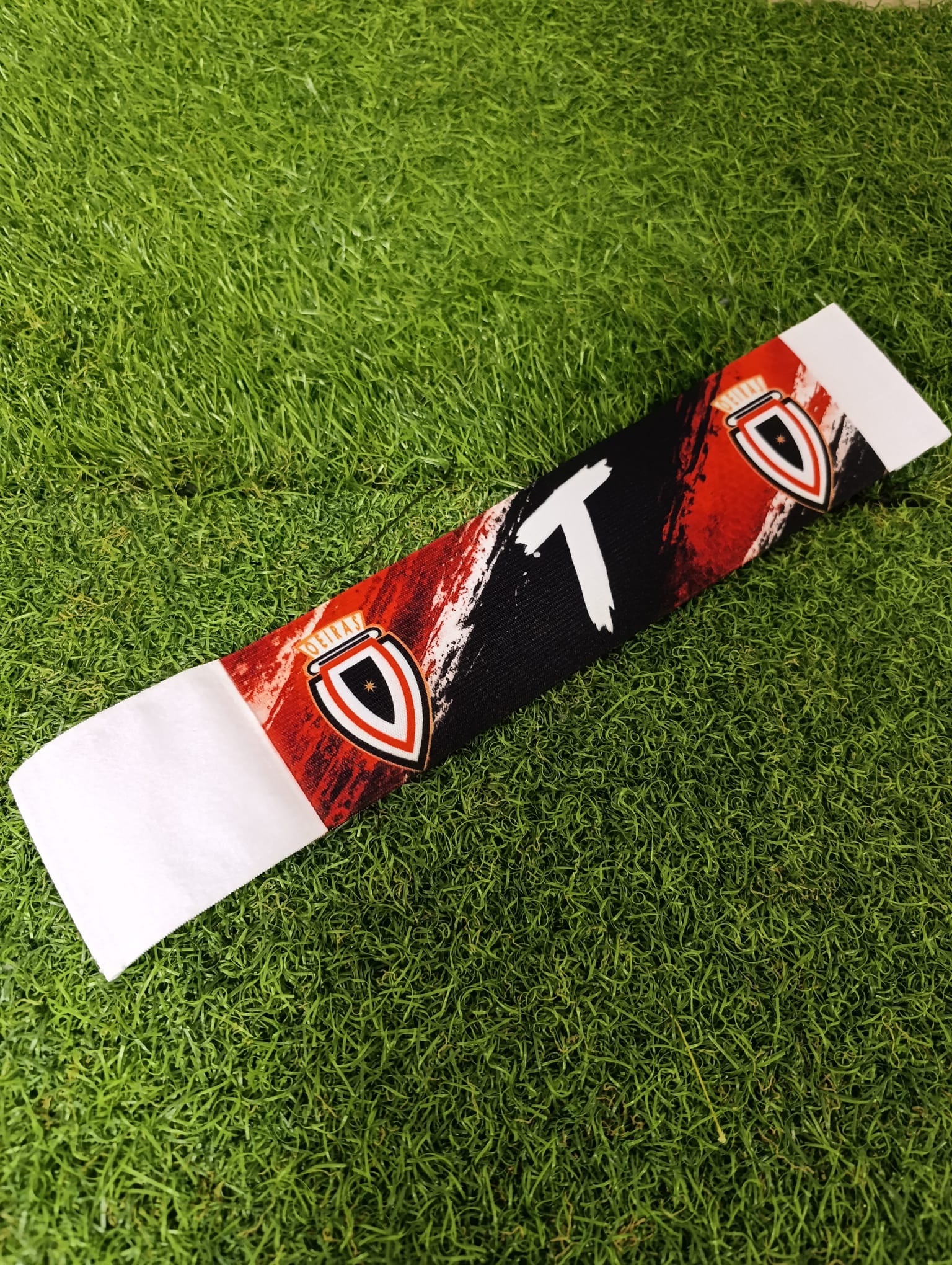 Braçadeira personalizada aberta com grafismo completo