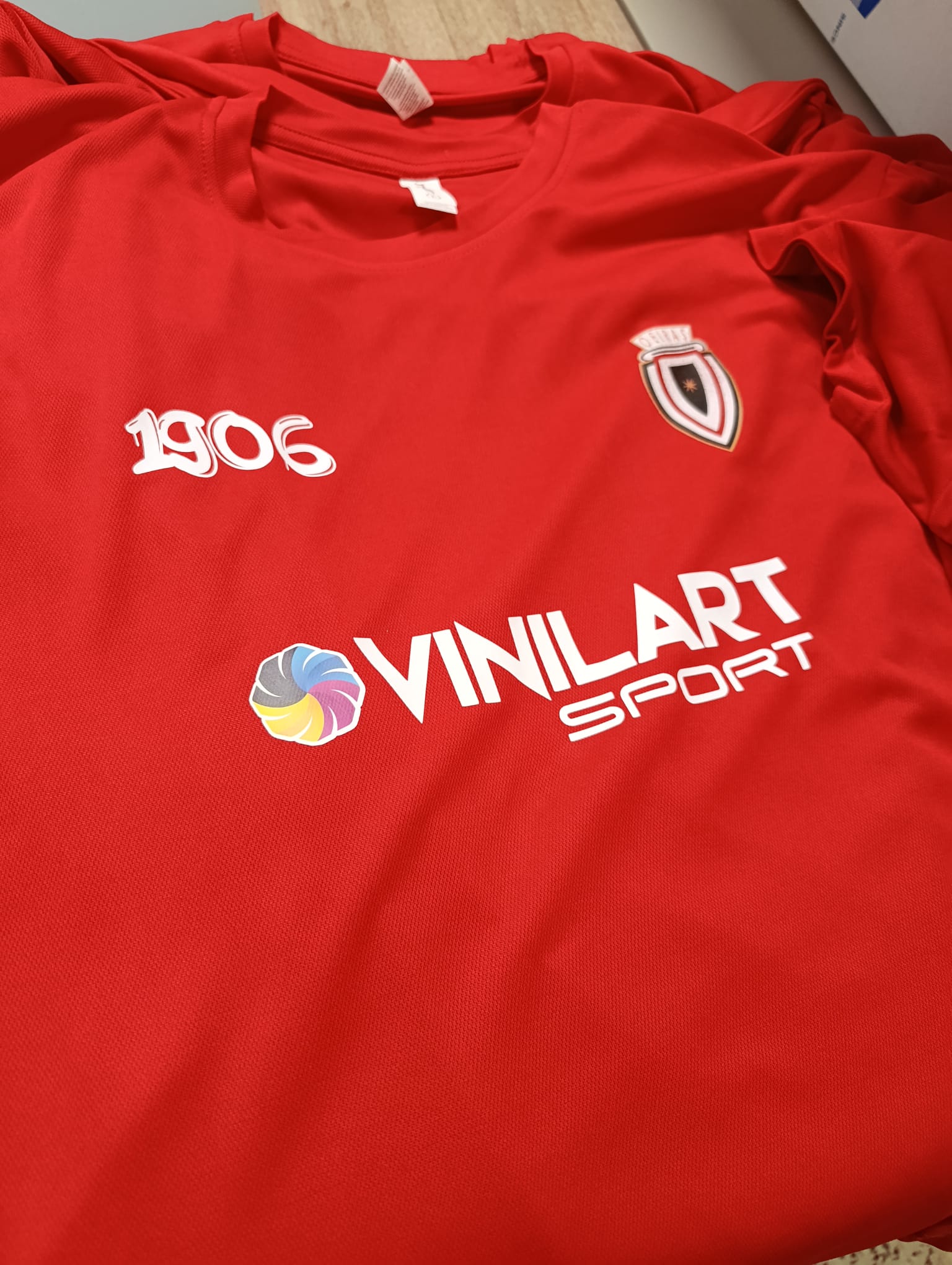 Equipamento desportivo personalizado em produção