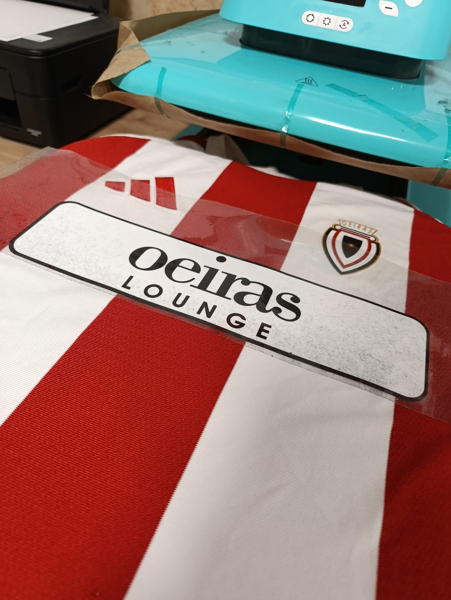 Trabalho de estampagem em equipamento desportivo